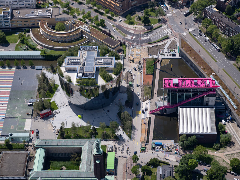 Vogelperspectief van het roze podium van de Rotterdamse Architectuurmaand. Daarnaast de daken van Booijmans van Beuningen Depot en het Eramus MC. 