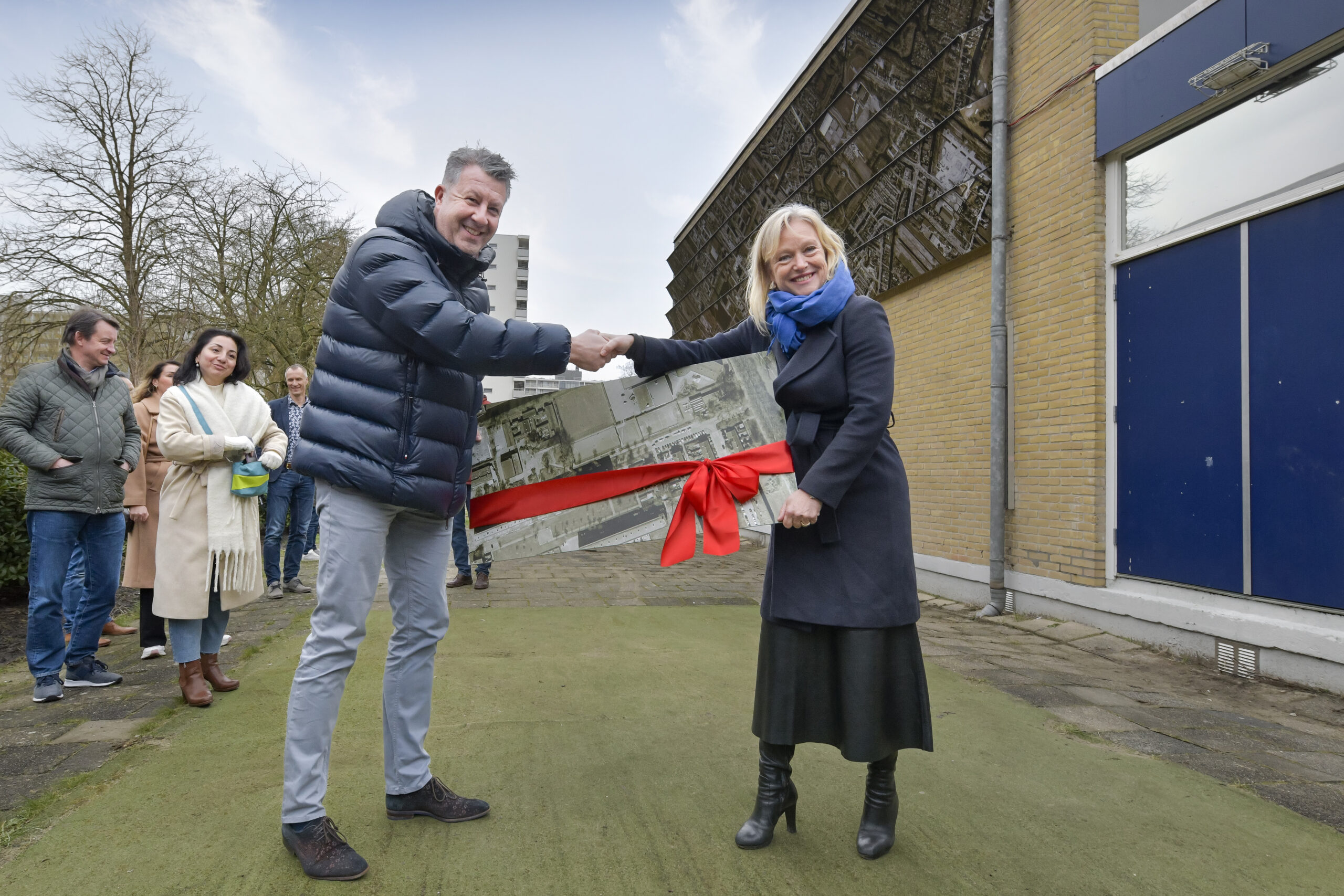 Wethouder Chantal Zeegers heeft de zonnegevel op de Rodaristraat geopend. 