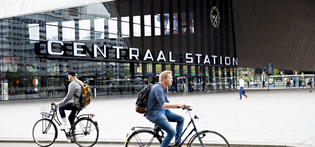 Fietsers bij Rotterdam Centraal Station