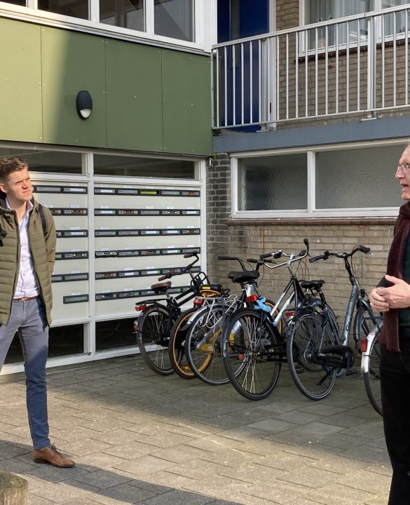 Bewoner aangesloten op het warmtenet Hans den Hoedt (rechts) in gesprek met Jacco Kwakman (links), programmamanager Aardgasvrij Reyeroord gemeente Rotterdam.