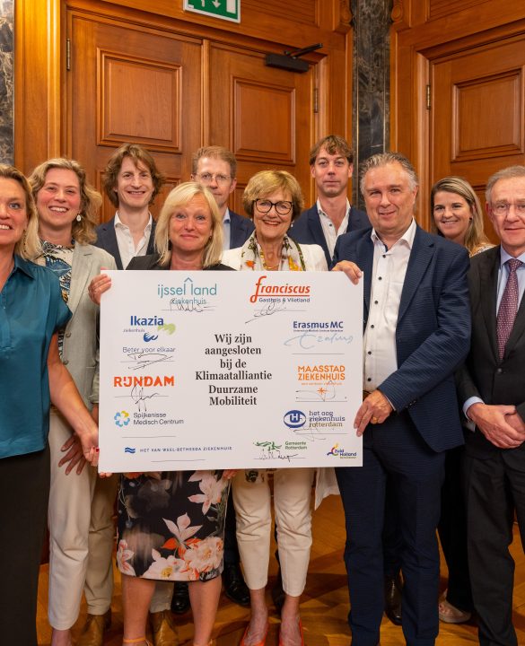 Wethouder Chantal Zeegers en directeuren ziekenhuizen met ondertekende bord