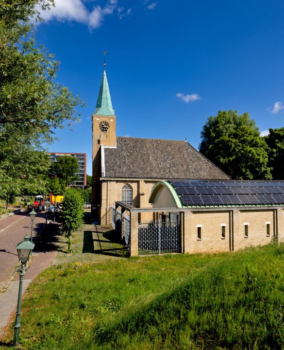 Zonnepanelen op het dak bij de Kerk Hoogvliet. Foto Bart Hoogveld